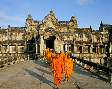 Buddhist monks in saffron robes, Angkor Wat, Angkor, UNESCO World Heritage Site, Siem Reap, Cambodia, Indochina, Southeast Asia, Asia