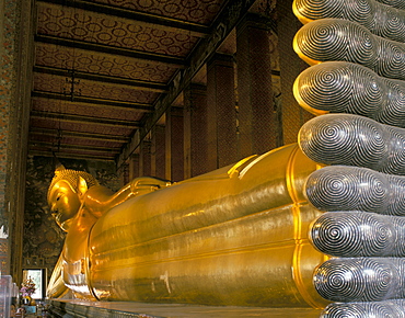 Reclining Buddha statue, Wat Po, Bangkok, Thailand, Southeast Asia, Asia