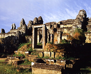 Phnom Bakheng dating from the late 9th and early 10th centuries, Angkor, UNESCO World Heritage Site, Cambodia, Indochina, Southeast Asia, Asia