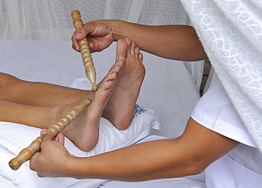 Dagdagay, authentic Filipino Tribal Foot Massage with Bamboo Sticks, Philippines, Southeast Asia, Asia
