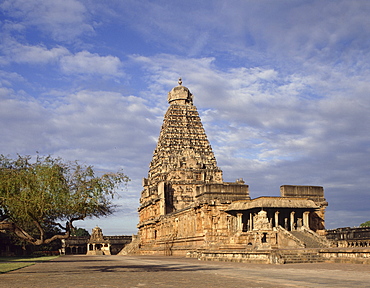 Brihadisvara temple, Chola dynasty temple completed in 1010 in the reign of Rajrajesvara, UNESCO World Heritage Site, Thanjavur, Tamil Nadu, India, Asia