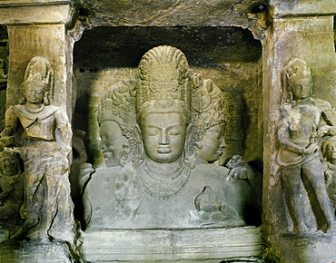 Trimurti, Elephanta cave, late Gupta dating from between the 9th and 11th centuries, UNESCO World Heritage Site, Elephanta island off Mumbai, India, Asia