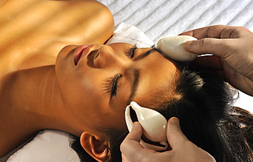 Coconut oil massage with shells, Le Spa at Sofitel Manila, Philippines, Southeast Asia, Asia