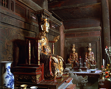 Gilded statue of Emperor in the hall of Dinh Temple, the oldest dynastic temple, rebuilt in 1600, Hoa Lu, Vietnam, Indochina, Southeast Asia, Asia