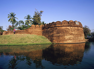 Corner tower and moats of the ancient walled city of Chiang Mai, Thailand, Southeast Asia, Asia