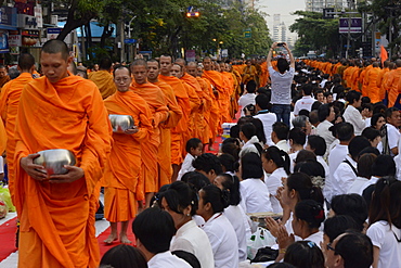 2555 monks gather in Soi 55, Sukhumvit Road to mark the end of Buddhist year 2555, Bangkok, Thailand, Southeast Asia, Asia