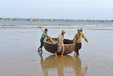 Basket tug boat, Phan Thiet, Vietnam, Indochina, Southeast Asia, Asia