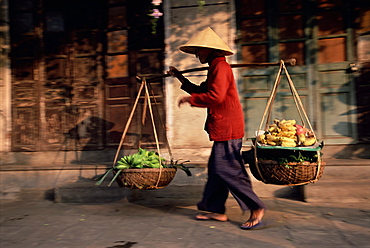 Woman carrying fruit and vegetables, Hoi An, central Vietnam, Vietnam, Indochina, Southeast Asia, Asia