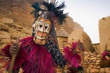 Masked ceremonial Dogon dancer near Sangha, Bandiagara escarpment, Dogon area, Mali, West Africa, Africa