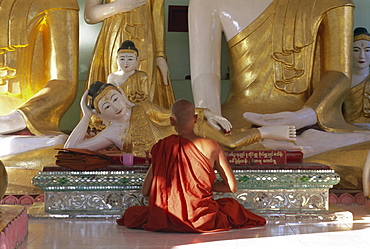 Buddhist monk worshipping at Shwedagon Paya (Shwe Dagon pagoda), Yangon (Rangoon), Myanmar (Burma), Asia