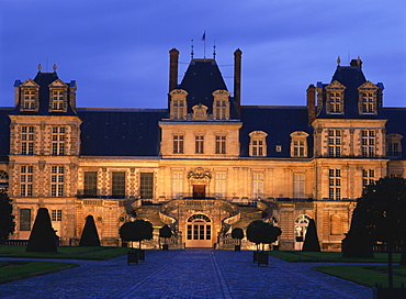 The Palace of Fontainebleau illuminated at night, UNESCO World Heritage Site, Seine-et-Marne, Ile de France, France, Europe