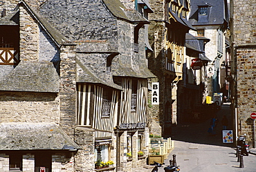 Street scene, Old Town, Vitre, Ille-et-Vilaine, Brittany, France, Europe