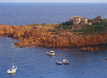 Boats along the rocky coast at Cap Roux on the Corniche d'Esterel, near Cannes on the Cote d'Azur, Provence, French Riviera, France, Mediterranean, Europe