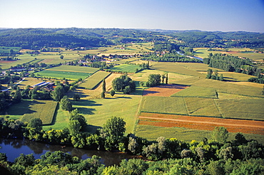 View from Bastide town of Domme across the River Dordogne, Dordogne, Aquitaine, France, Europe