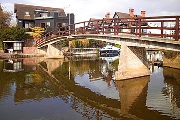 Houses, apartments and footbridge at Marlow Lock, Thames Valley, Marlow, Buckinghamshire, England, United Kingdom, Europe