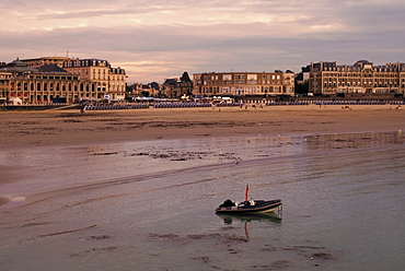 Beach and seafront, Dinard, Cote d'Emeraude (Emerald Coast), Cotes d'Armor, Brittany, France, Europe