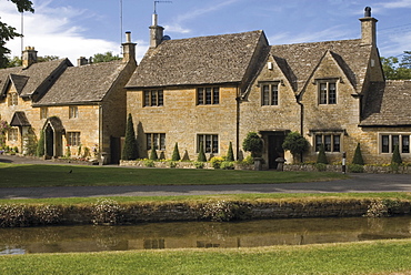 Stone cottages along the banks of the River Eye, Lower Slaughter, The Cotswolds, Gloucestershire, England, United Kingdom, Europe