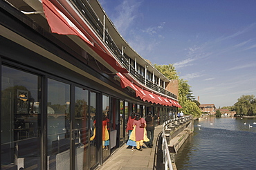 Riverside path in front of the restaurant of the Shakespeare Memorial Theatre, Stratford upon Avon, Warwickshire, England, United Kingdom, Europe