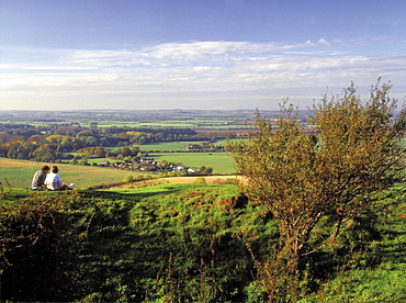 Walkers on the Pegston or Barton Hills on the Bedfordshire Hertfordshire border, England, United Kingdom, Europe