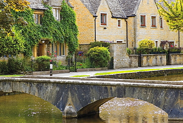 Bridge over the River Windrush, Bourton on the Water, Cotswolds, Gloucestershire, England, United Kingdom, Europe