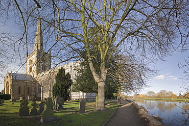 The River Avon, view from Holy Trinity churchyard, where William Shakespeare is buried, Stratford-upon-Avon, Warwickshire, England, United Kingdom, Europe