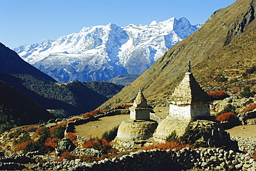 Stupas on the path to Tengboche, Khumbu Himal, Himalayas, Nepal