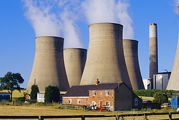 Cooling towers, Radcliffe on Soar Power Station, domestic housing in foreground, Trent Valley, Nottinghamshire, England, UK, Europe