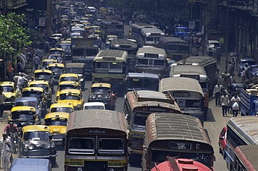 Traffic jam on street on approach to the Howrah Bridge, Kolkata (Calcutta), West Bengal state, India, Asia