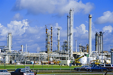 Oil refinery on bank of Mississippi near Baton Rouge, Louisiana, USA