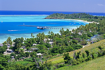 Resort huts beside coral sand beach, lagoon has outer coral reef, Mana Island, Mamanuca Group, west of Viti Levu, Fiji, South Pacific islands, Pacific