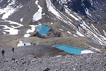 Hikers on Tongariro Crossing trek, Emerald Lakes in geothermal area, Tongariro National Park, UNESCO World Heritage Site, Taupo, North Island, New Zealand, Pacific