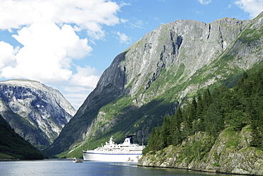 Cruise ship at Gudvangen, Naeroyfjorden, UNESCO World Heritage Site, Western Fiordlands, Norway, Scandinavia, Europe