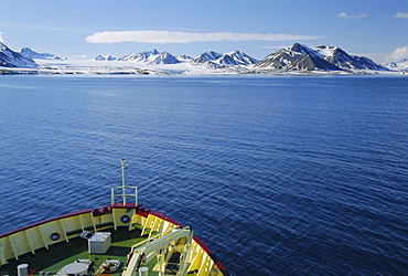 Tour ship heading to the Ramfjell Glacier, Ymerbukta, Isfjorden, Spitsbergen, Svalbard, Norway, Scandinavia, Europe