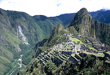 Ruins of Inca town site, seen from south, with Rio Urabamba below, Machu Picchu, UNESCO World Heritage Site, Peru, South America