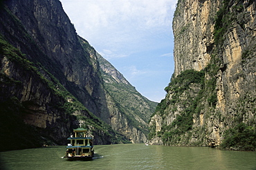 Tourist boat in the Longmen Gorge, first of the Small Three Gorges, Yangtze Gorges, China, Asia