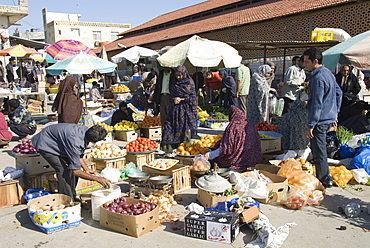 Morning fruit and vegetable market, Bandar Abbas, southern Iran, Middle East