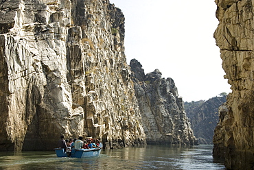 Tourist boat in the Marble Rocks Gorge, on the Narmada River, Bhedaghat, Jabalpur, Madhya Pradesh state, India, Asia