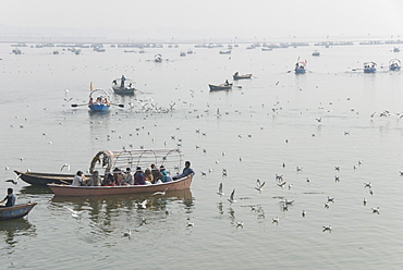 Boats on the Yamuna side of the Sangam, at confluence of Ganges and Yamuna, Allahabad, Uttar Pradesh state, India, Asia