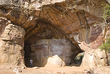 Bhimbetka Caves with Neolithic paintings in rock shelters in sandstone, Obaidullaganj hills, Bhopal, Madhya Pradesh, India, Asia