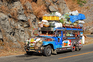 Heavily loaded jeepney, a typical local bus, on Kennon Road, Rosario-Baguio, Cordillera, Luzon, Philippines, Southeast Asia, Asia