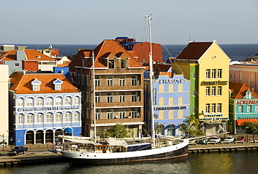 Dutch style buildings along the waterfront of the Punda central district, Willemstad, Curacao (Dutch Antilles), UNESCO World Heritage Site, West Indies, Caribbean, Central America