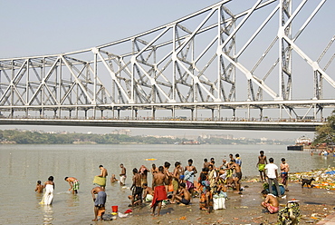 Bathing ghat on Hooghly River, part of Ganges River, below Howrah Bridge, Kolkata (Calcutta), West Bengal, India, Asia