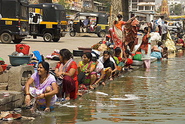 Women washing at the ghats along the holy River Godavari, Nasik (Nashik), Maharashtra, India, Asia