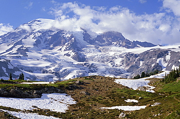 Nisqually Glacier in foreground, with Mount Rainier, the volcano which last erupted in 1882, 4392m high, beyond, Cascade Mountains, Washington State, United States of America (U.S.A.), North America