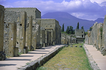 Restored buildings in Roman town buried in AD 79 by ash flows from Mount Vesuvius, in the background, Pompeii, UNESCO World Heritage site, Campania, Italy, Europe