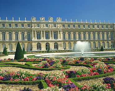 Le Parterre du Midi and fountain in front of the Chateau of Versailles, UNESCO World Heritage Site, Ile de France, France, Europe