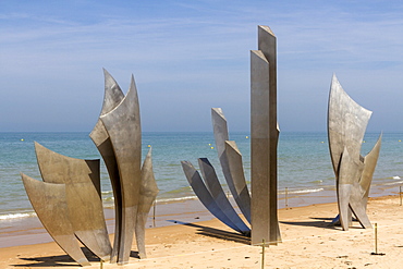 Sculpture Les Braves commemorating Allied soldiers who landed here on Omaha beach, D-Day 6th June 1944, Colleville-sur-Mer, Normandy, France, Europe