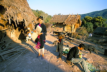 Hmong village of Ban Mak Phoun, between Udomoxai (Udom Xai) and Luang Nam Tha, Laos, Indochina, Southeast Asia, Asia