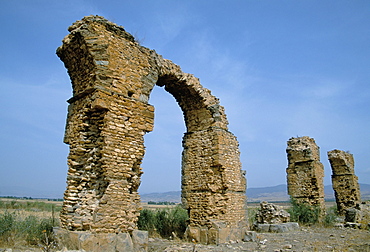 Remains of the aqueduct, Chemtu, Tunisia, North Africa, Africa