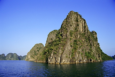 Coastal scene, Halong (Ha Long) Bay, UNESCO World Heritage Site, Vietnam, Indochina, Southeast Asia, Asia